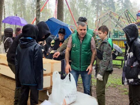 Ногинские школьники помогли сделать скамейку для парка в рамках акции «День добрых дел» Новости Ногинска 